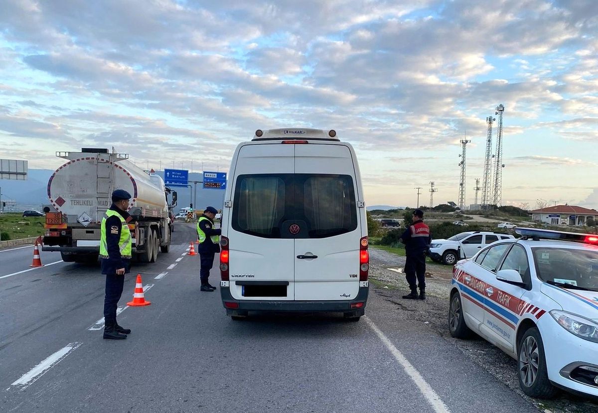 Aydın\'da Jandarma Ekipleri 2023 Yılında 4 Bin 543 Araç Trafikten Men Edildi