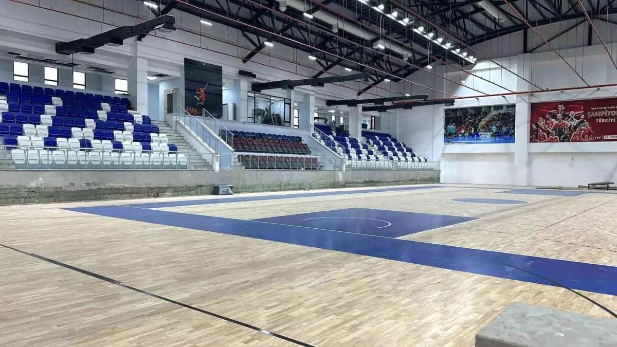 Diyarbakır Büyükşehir Belediyesi Bismil\'de bin kişilik spor salonunu tamamladı