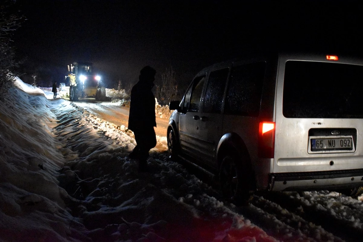 Bitlis\'te yoğun kar ve tipi nedeniyle mahsur kalan 10 kişi kurtarıldı