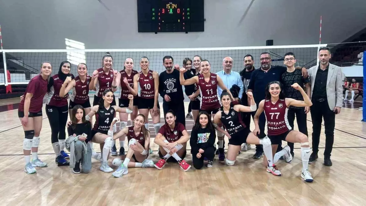 KFC Kadınlar Voleybol 1. Lig B Grubu\'nda Bordospor, Peyman\'ı 3-1 yenerek sezonun ilk deplasman galibiyetini aldı