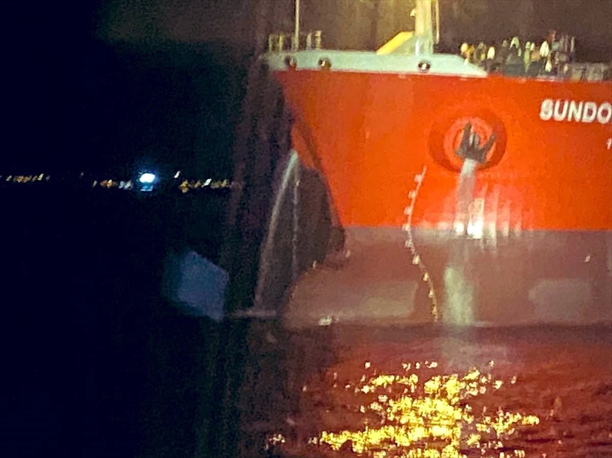 Çanakkale Boğazı\'nda Makine Arızası Yaşanan Gemi Güvenli Bölgeye Çekildi