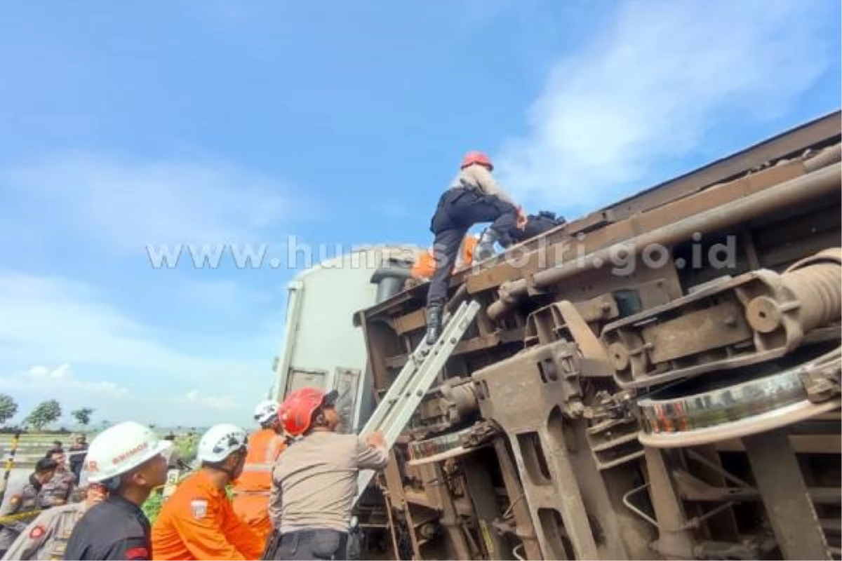 Endonezya\'da tren kazasında 4 kişi hayatını kaybetti