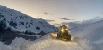 Erzincan'da Karayolları Ekipleri Geçitlerde Çalışma Yürütüyor