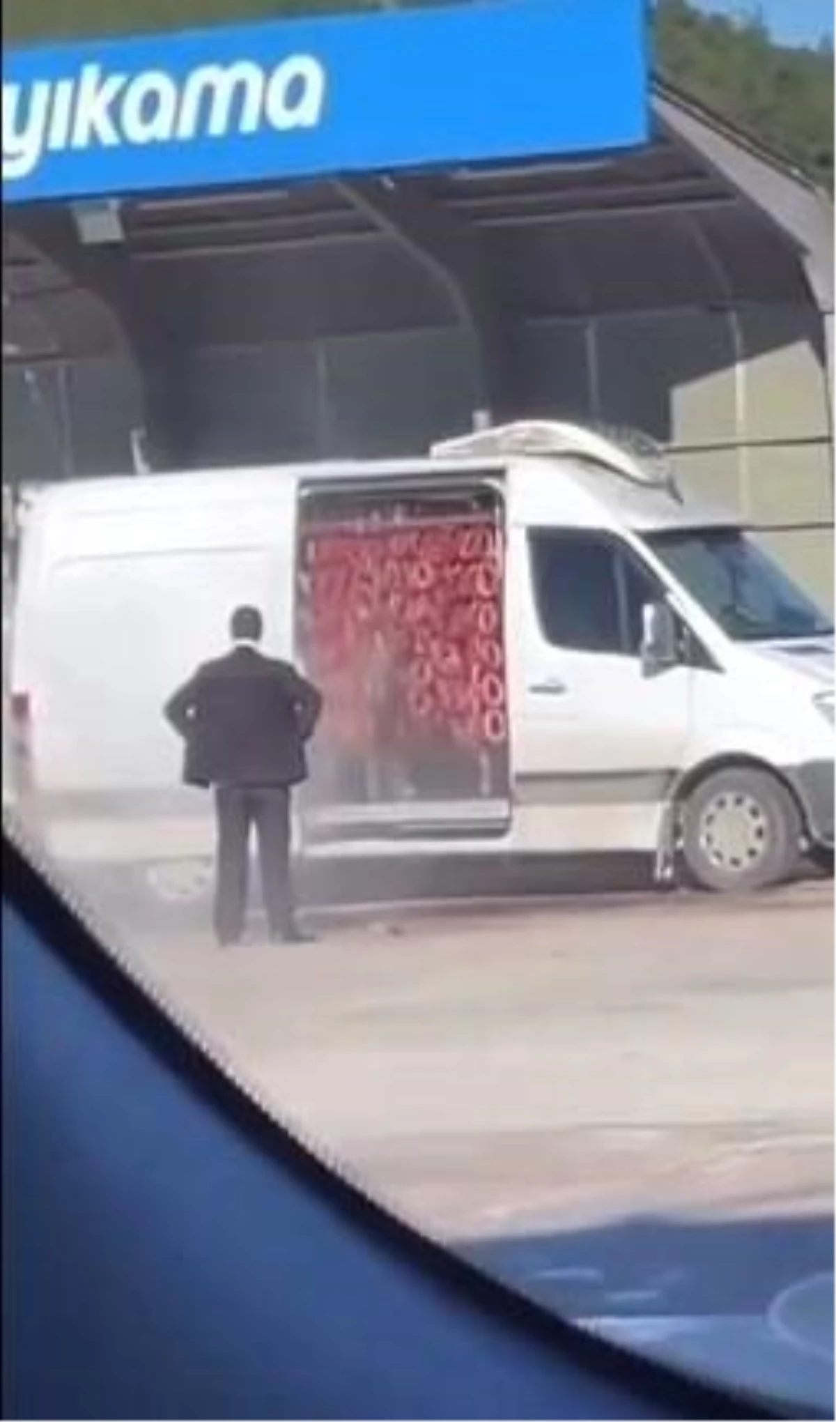 Bursa\'da içi sucuk dolu kamyoneti yıkayan şahıslar yakalandı