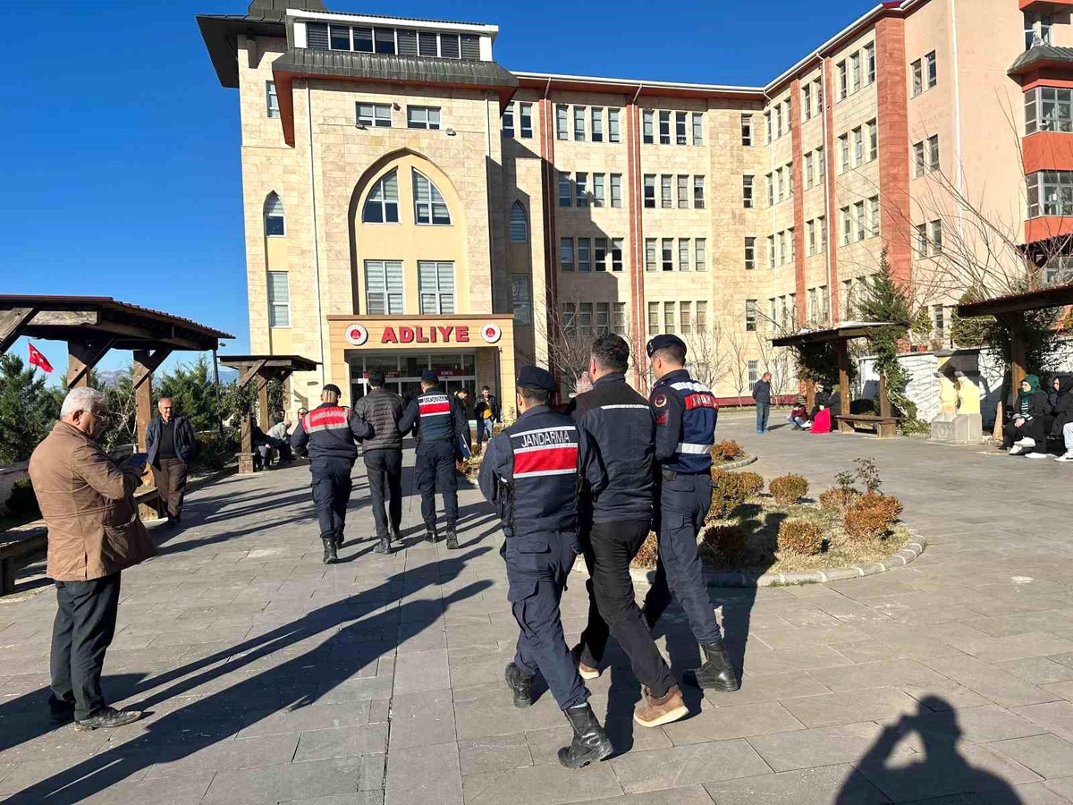 Kahramanmaraş\'ta aranan 2 şahıs evlerinde yakalandı