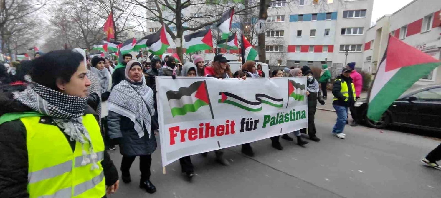 Berlin\'de Filistin\'le Dayanışma Yürüyüşüne Alman Polisi Müdahale Etti