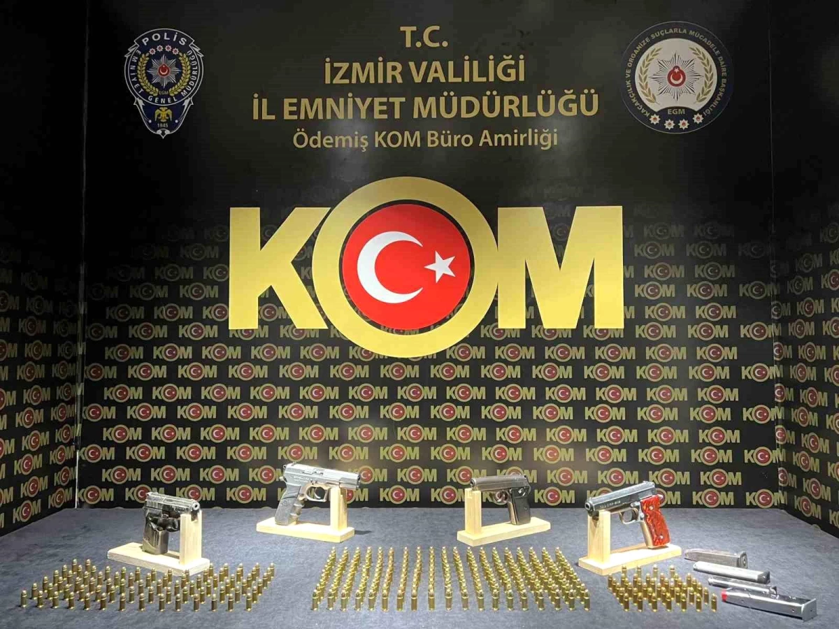 İzmir\'de yasa dışı silah ticareti operasyonu: 3 şüpheli gözaltına alındı