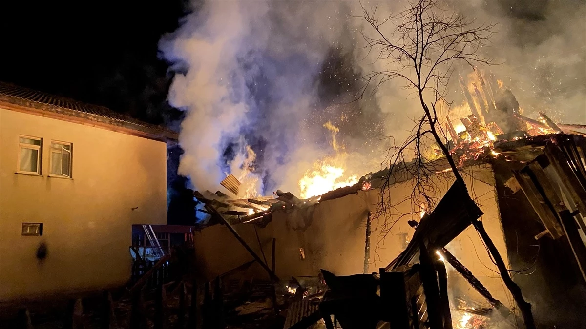 Karabük\'ün Eflani ilçesinde ahşap ev yangını