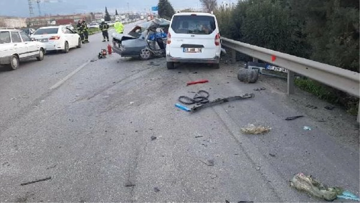 Manisa\'da kafa kafaya çarpışan kazada 2 kişi hayatını kaybetti