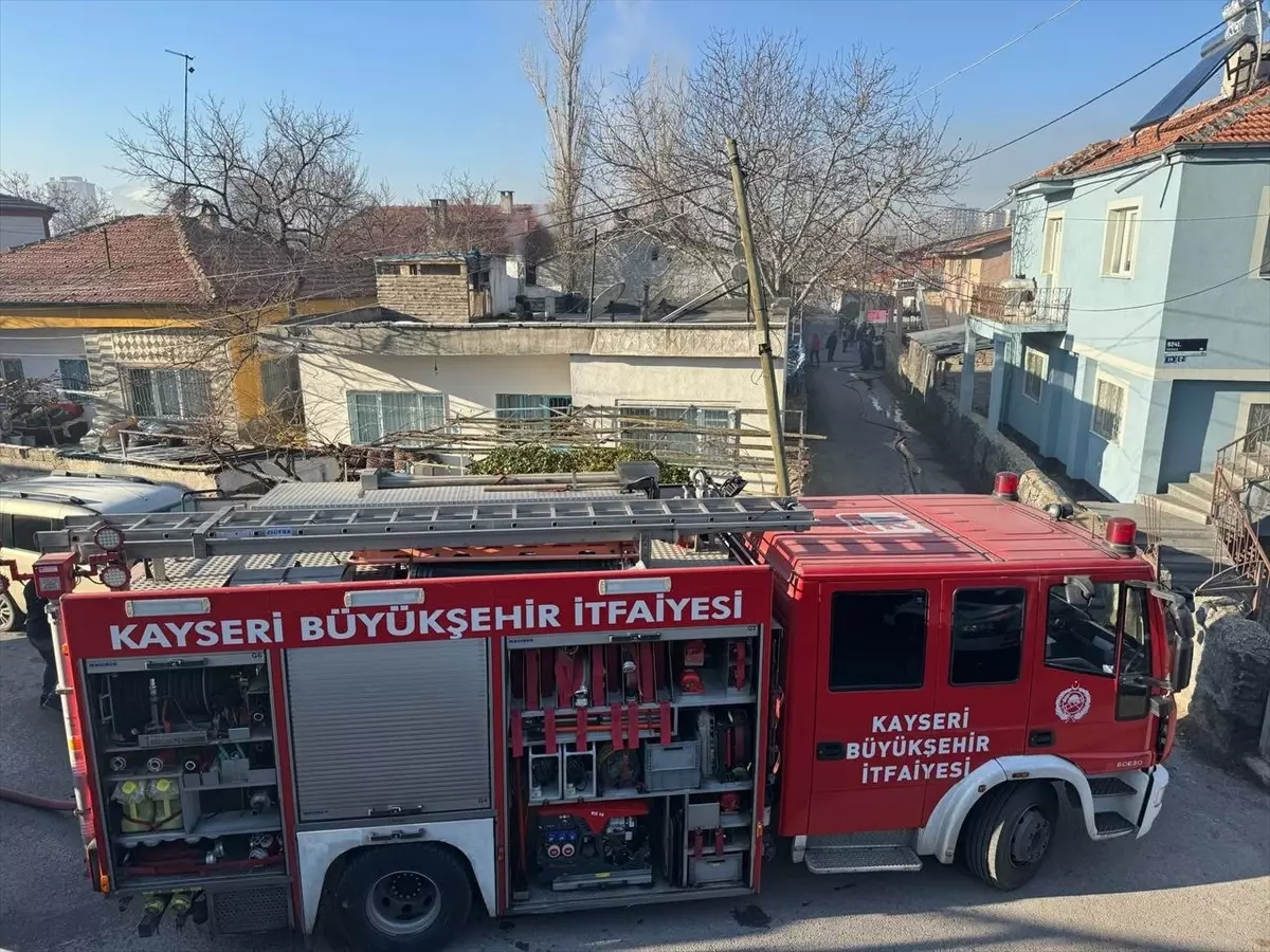 Kayseri\'de müstakil evin ikinci katı yangında kullanılamaz hale geldi