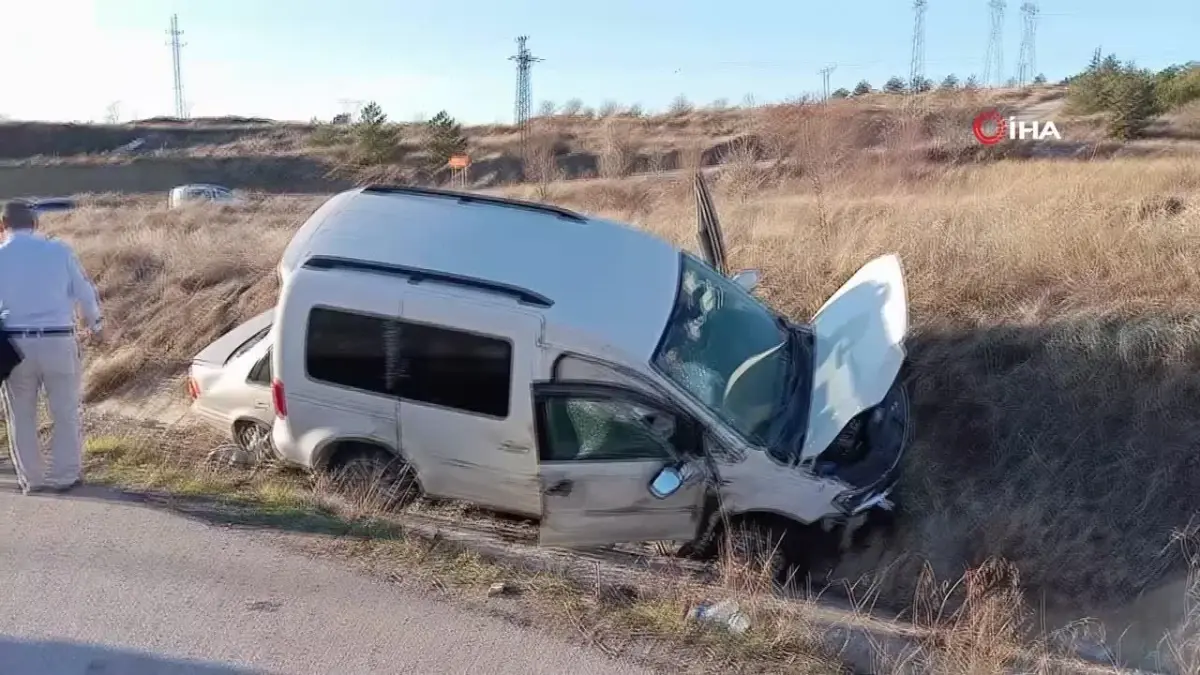 Kaza sonucu araçlar sulama kanalına düştü