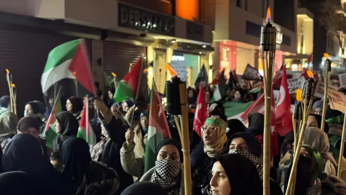 Konya\'da şehitler ve Filistin için meşaleli yürüyüş düzenlendi