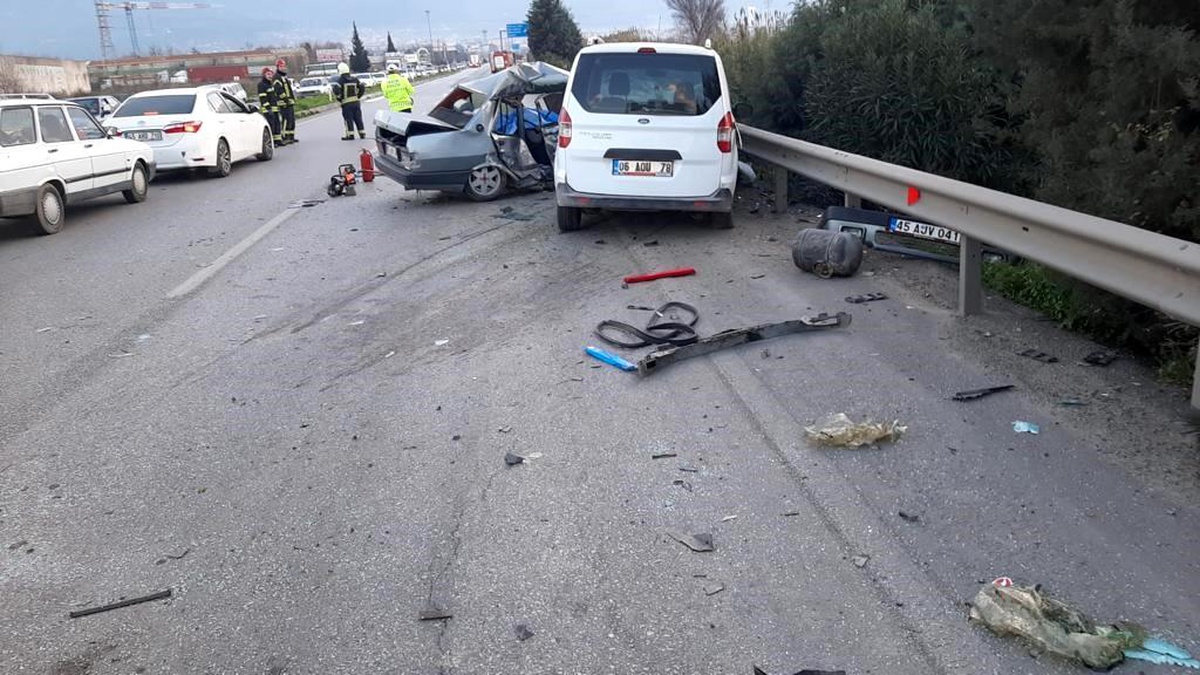 Manisa\'da Kontrolden Çıkan Otomobilin Karşı Şeride Geçmesiyle Meydana Gelen Kazada 2 Kişi Hayatını Kaybetti