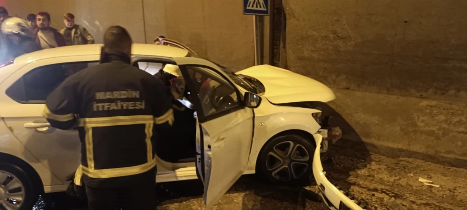 Mardin\'de otomobil beton bariyerlere çarptı, sürücü yaralandı