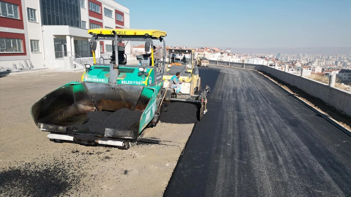 Melikgazi Belediye Başkanı Mehmet Altun Ortaokulu\'ndaki asfalt çalışmalarını inceledi