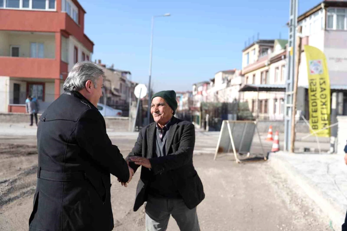 Melikgazi Belediye Başkanı, Av. Mehmet Altun Ortaokulu\'nda yapılan asfalt çalışmasını inceledi
