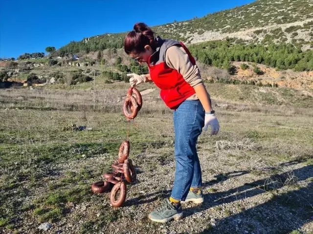 Menteşe'de Yol Kenarına Atılan Bozulmuş Sucuklar İmha Edildi