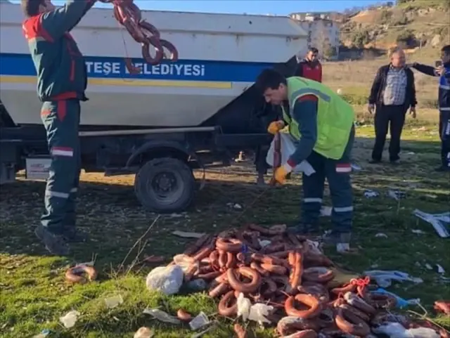 Menteşe'de Yol Kenarına Atılan Bozulmuş Sucuklar İmha Edildi