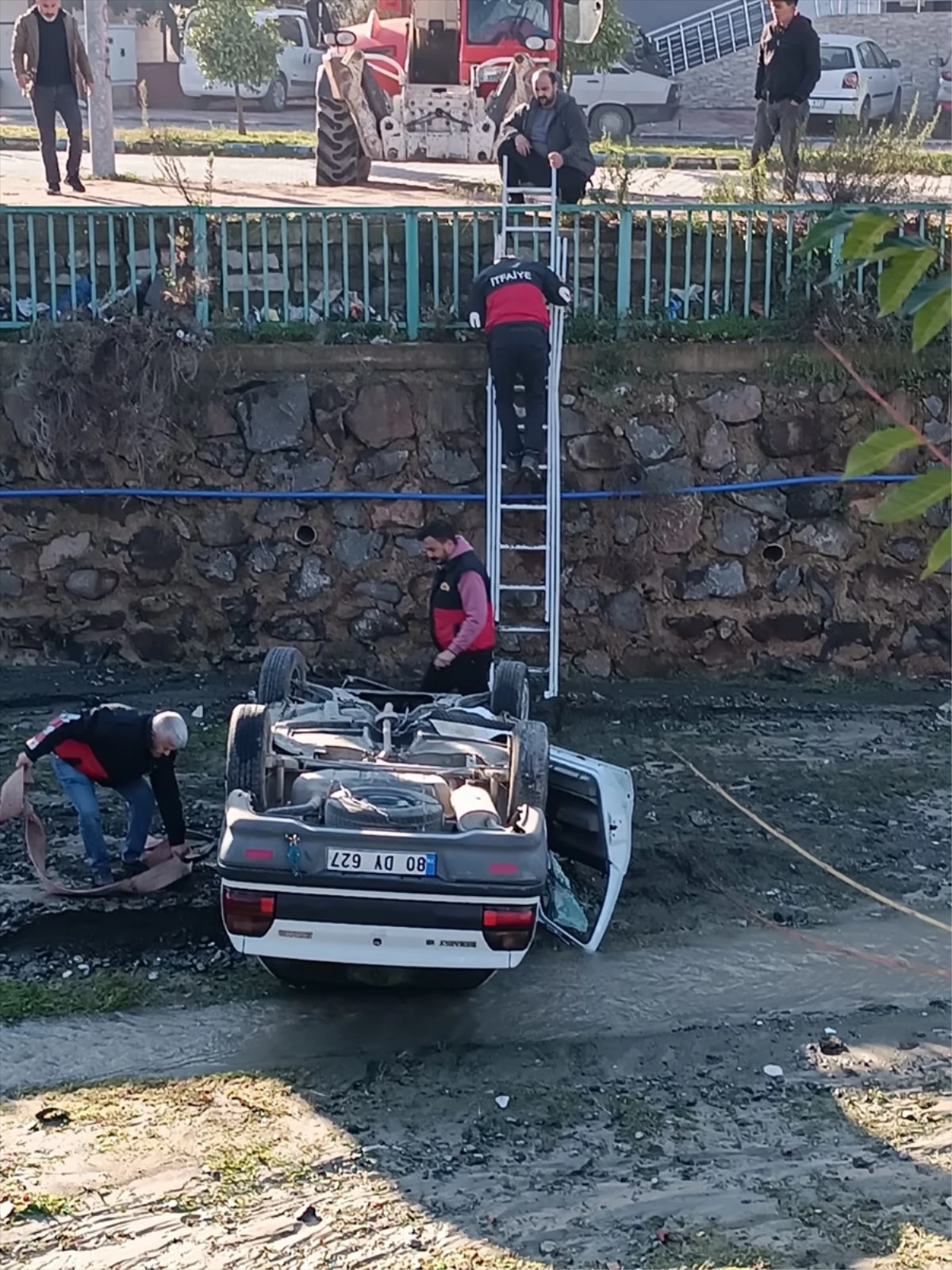 Osmaniye\'de Dere Yatağına Düşen Otomobilde Anne ve Kızı Yaralandı