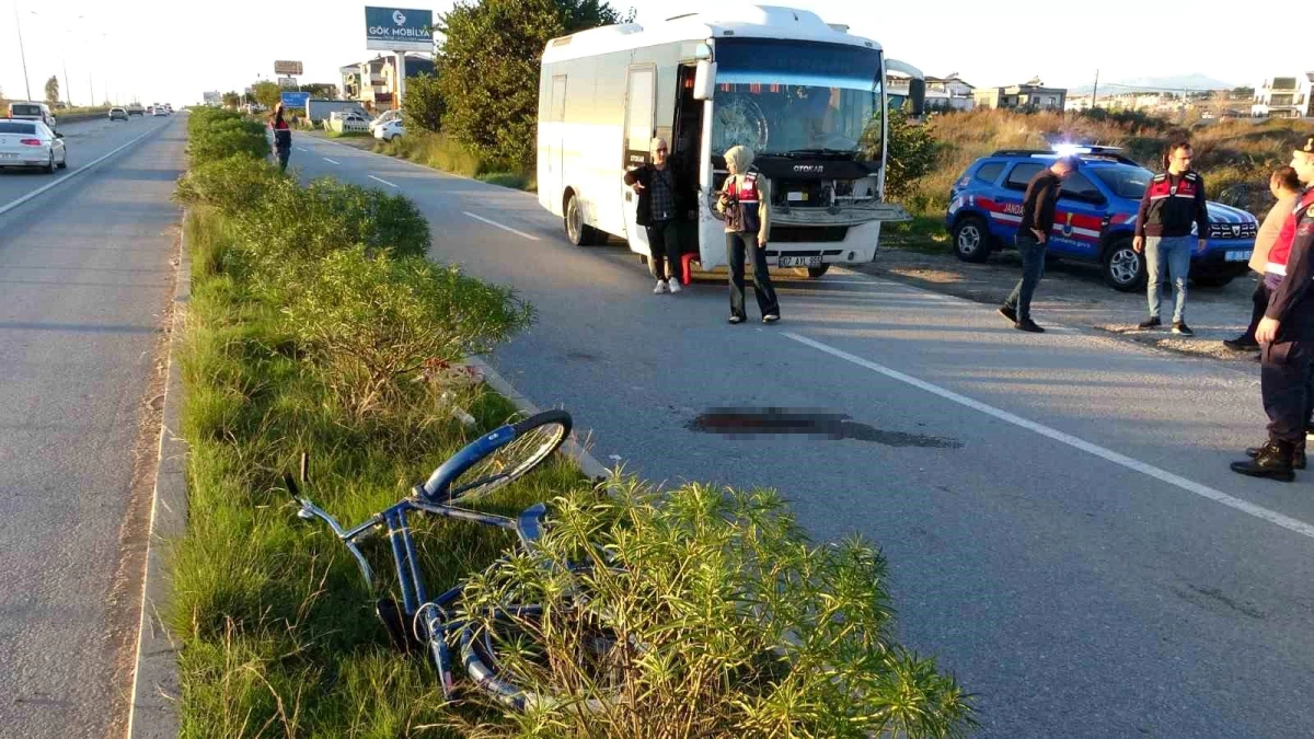 Antalya\'da otel servis aracı bisiklete çarptı: Bisiklet sürücüsü ağır yaralandı