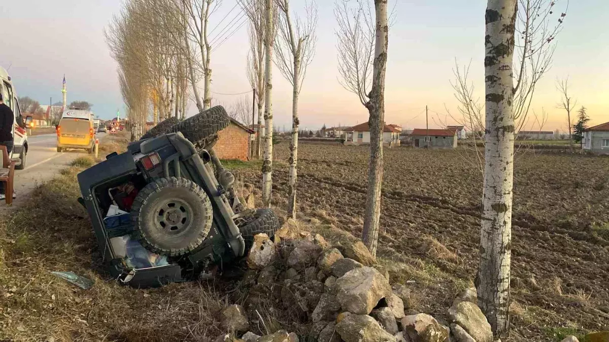 Afyonkarahisar\'da yol kenarındaki refüje devrilen arazi aracında 4 kişi yaralandı