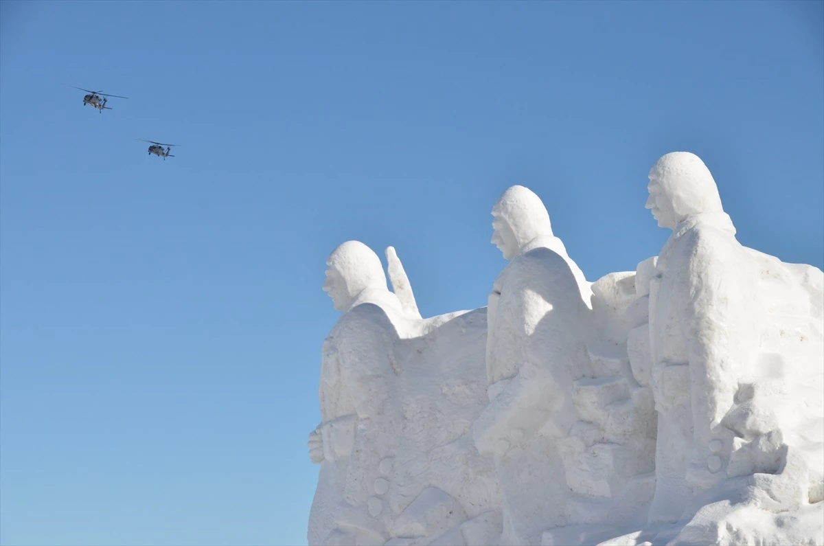 Kars\'ta yapılan kardan şehit heykelleri duygusal anlar yaşatıyor