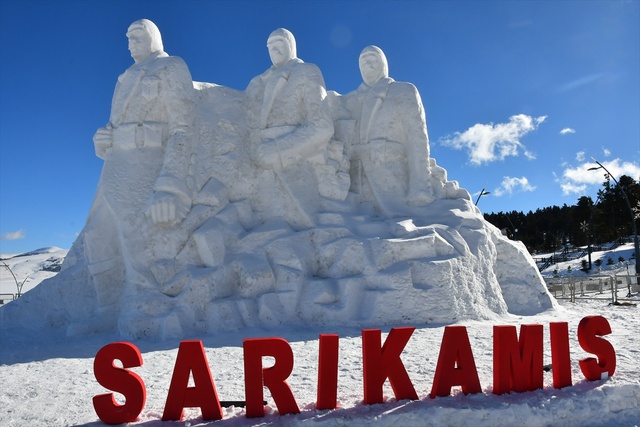 Bölgeye 200 kamyonla kar taşındı! Sarıkamış şehitleri anısına yapılan kardan heykelleri görenlerin gözleri doluyor Bölgeye 200 kamyonla kar taşındı! Sarıkamış şehitleri anısına yapılan kardan heykelleri görenlerin gözleri doluyor