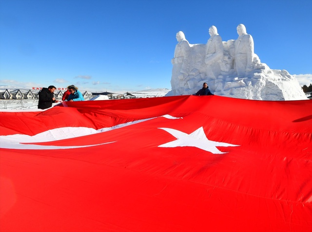 Bölgeye 200 kamyonla kar taşındı! Sarıkamış şehitleri anısına yapılan kardan heykelleri görenlerin gözleri doluyor Bölgeye 200 kamyonla kar taşındı! Sarıkamış şehitleri anısına yapılan kardan heykelleri görenlerin gözleri doluyor