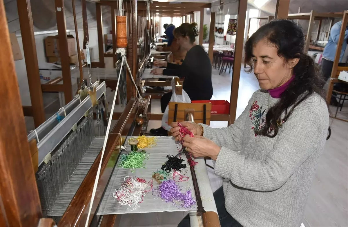 Sinop\'ta Unutulmaya Yüz Tutmuş Çember Motifleri Kadınlar Tarafından Canlandırılıyor