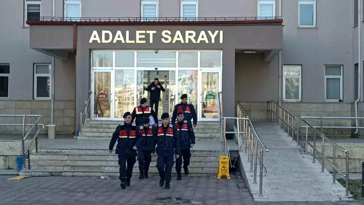 Sivas\'ta 45 yıl hapis cezası bulunan şahıs tutuklandı, yakınları basın mensuplarına zorluk çıkardı