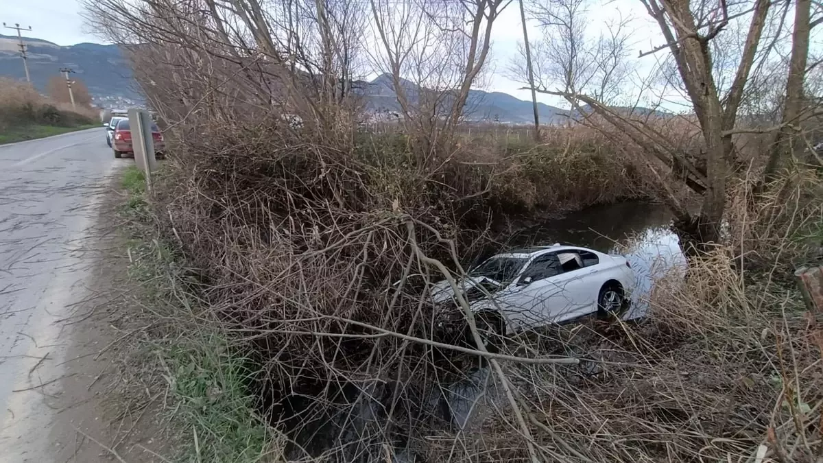 Sakarya\'da otomobil sulama kanalına devrildi: 3 yaralı