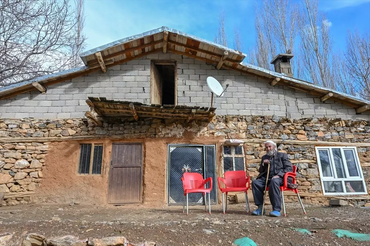 85 yaşındaki baba, ikiz çocuklarının iyi bir eğitim almasını istiyor