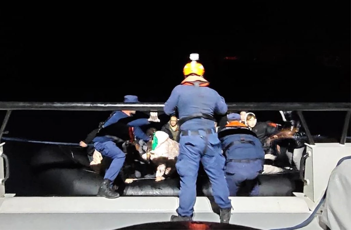 İzmir\'de Yunanistan unsurları tarafından geri itilen 47 düzensiz göçmen kurtarıldı