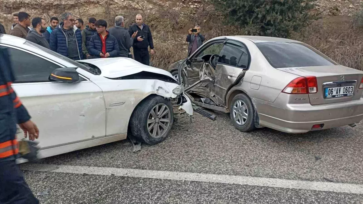 Adıyaman\'ın Kahta ilçesinde trafik kazası: 5 yaralı