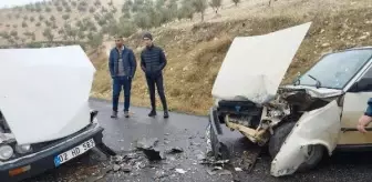 Adıyaman'da kafa kafaya çarpışan otomobillerde 5 kişi yaralandı
