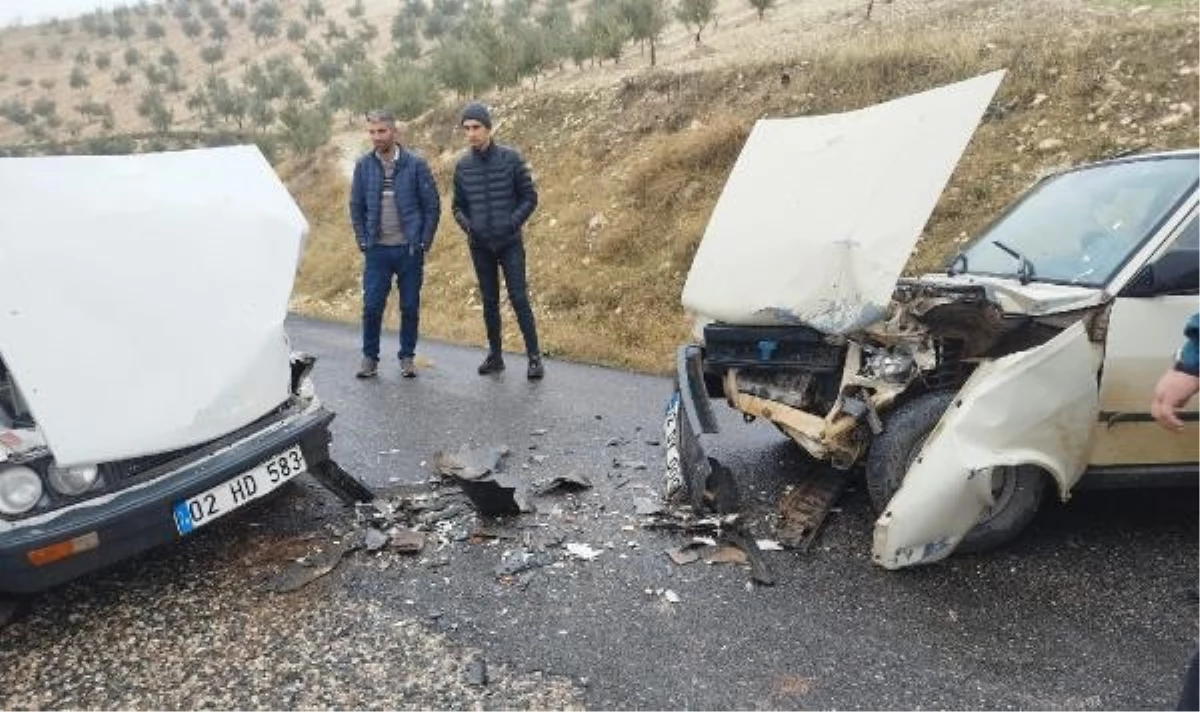 Adıyaman\'da kafa kafaya çarpışan otomobillerde 5 kişi yaralandı