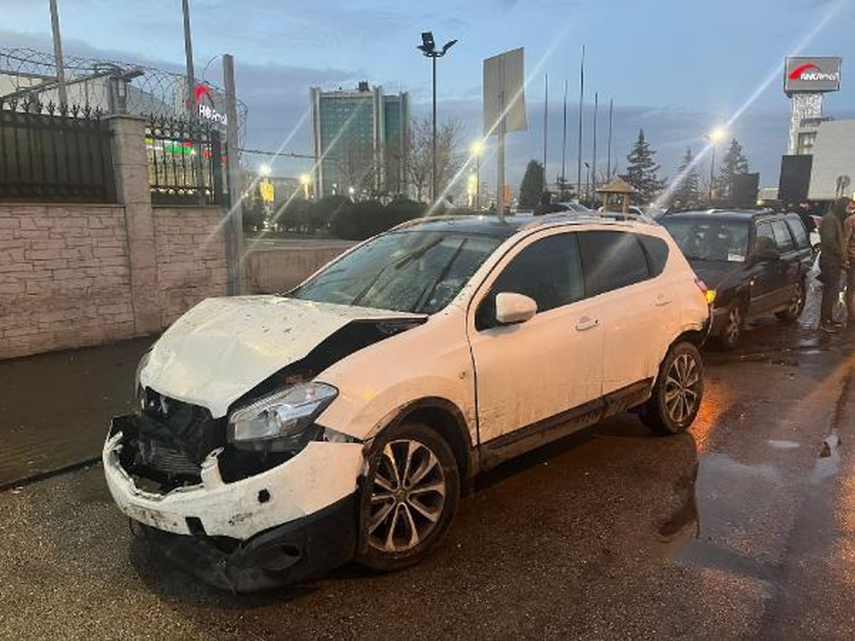 Ankara\'da Yağmur Nedeniyle Zincirleme Kaza: 3 Yaralı