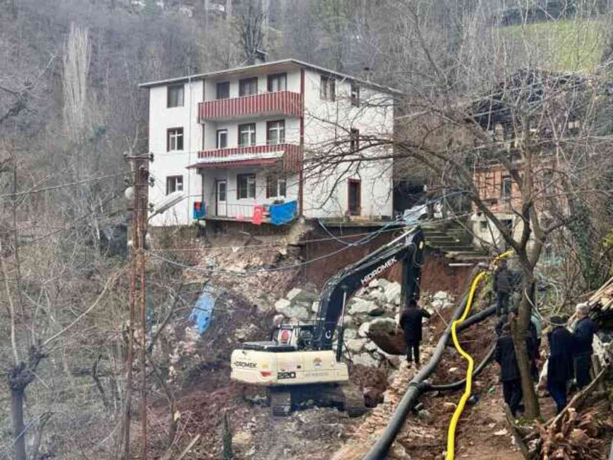 Artvin'de heyelandan dolayı 3 katlı bina tahliye edildi