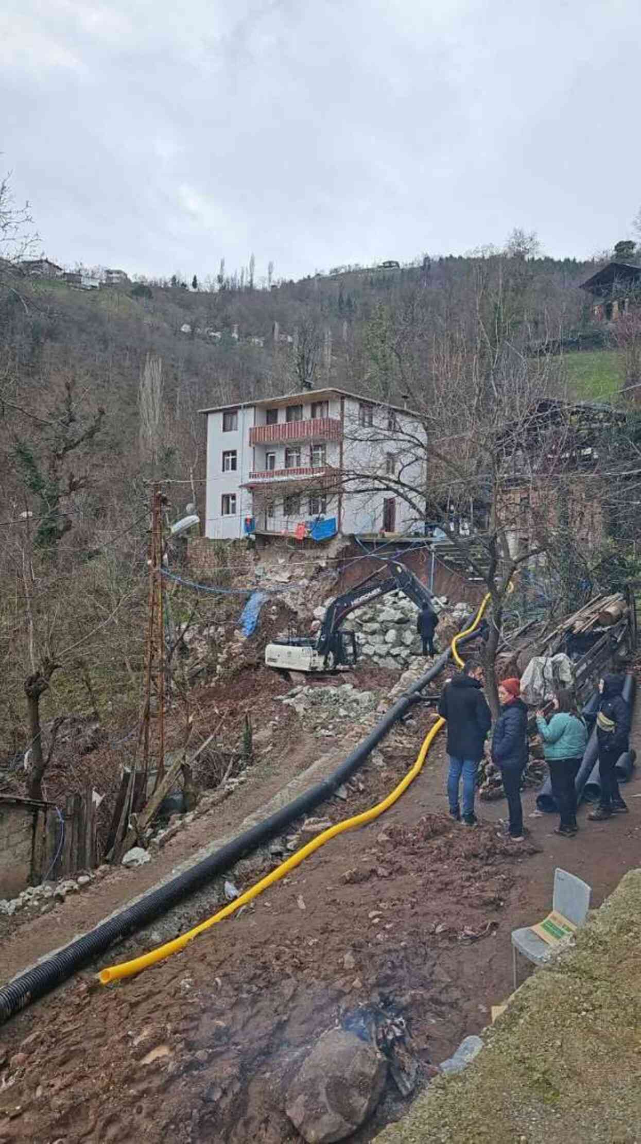 Artvin'de heyelandan dolayı 3 katlı bina tahliye edildi