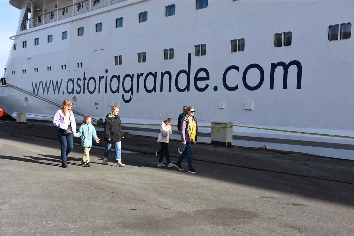 Rusya ile Türkiye arasında seyahat eden Astoria Grande kruvaziyeri Trabzon Limanı\'na geldi