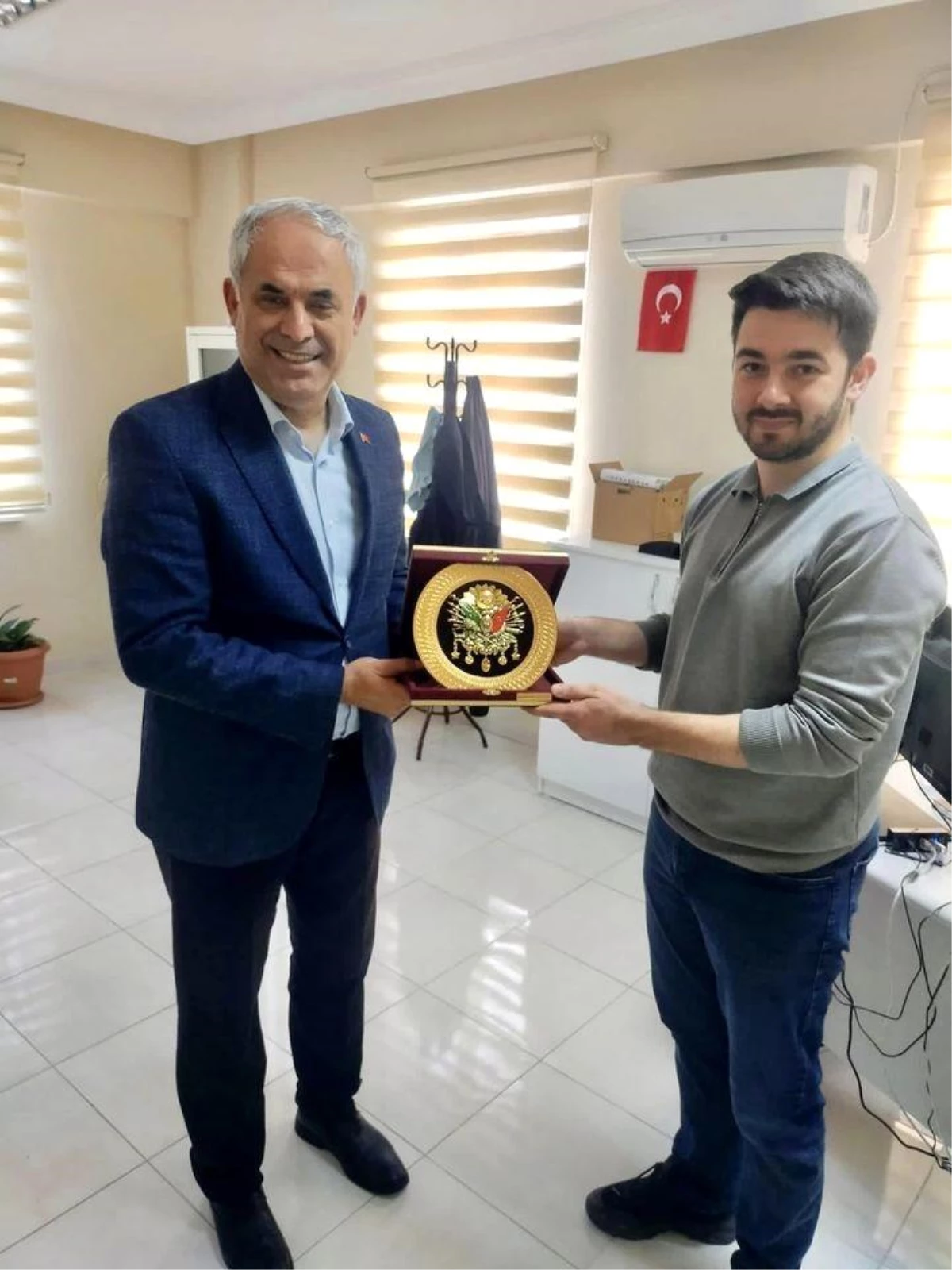 Bilecik\'in Bayırköy Belde Belediye Başkanı Mustafa Yaman, Aile Hekimine Plaket Takdim Etti