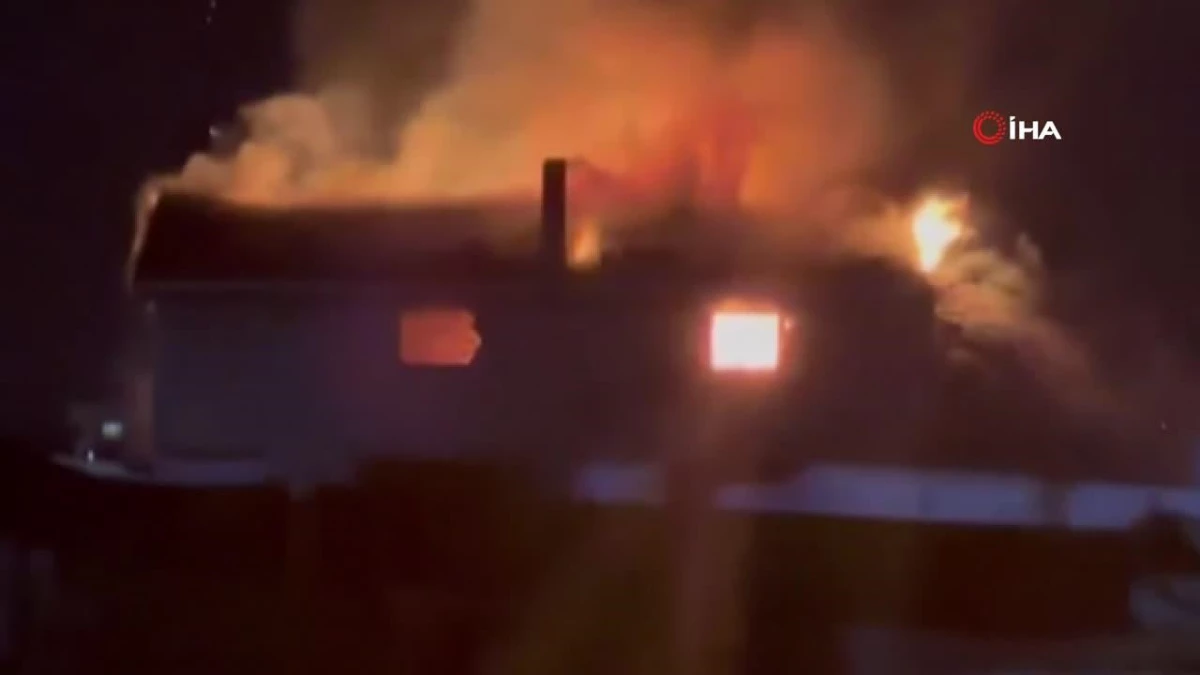 Ataşehir\'de metruk binanın çatısı alev alev yandı