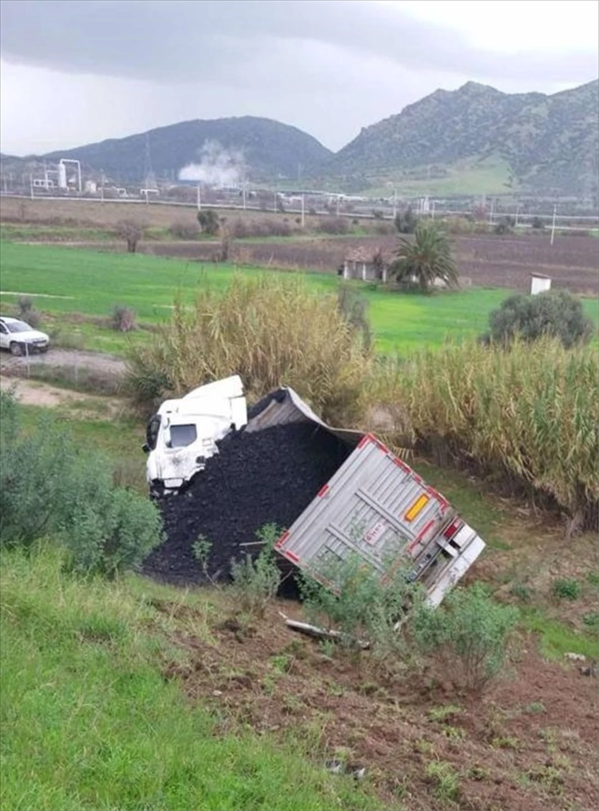 Aydın\'da kömür yüklü tır şarampole devrildi, sürücü yaralandı