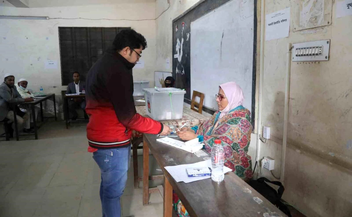 Bangladeş\'te Halk 12. Genel Seçimler İçin Sandık Başına Gidiyor