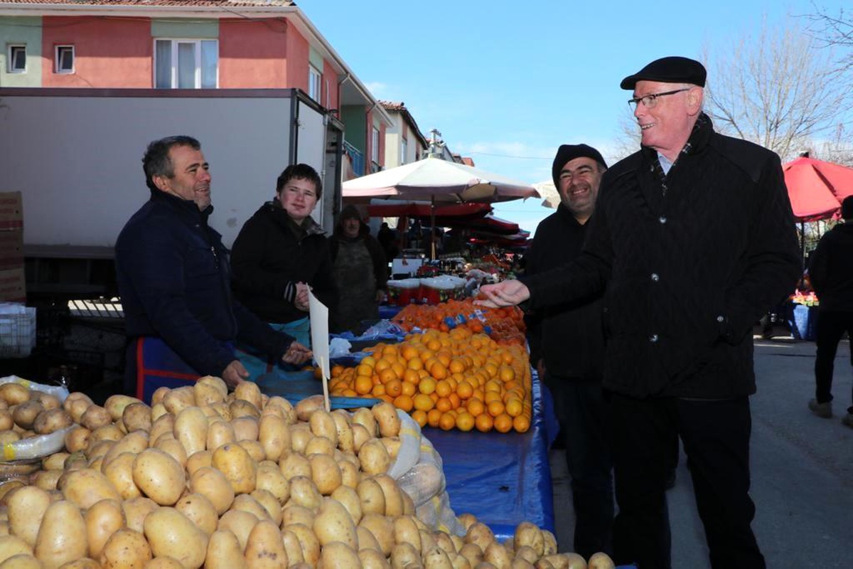 Başkan Kurt, 71 Evler Mahallesi\'ndeki Cumartesi Pazarı\'nı Ziyaret Etti