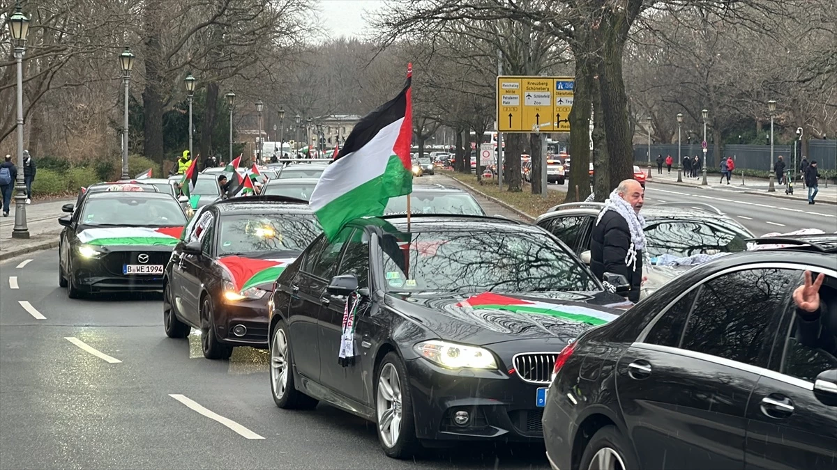 Berlin\'de araç konvoyuyla Gazze\'deki katliam protesto edildi