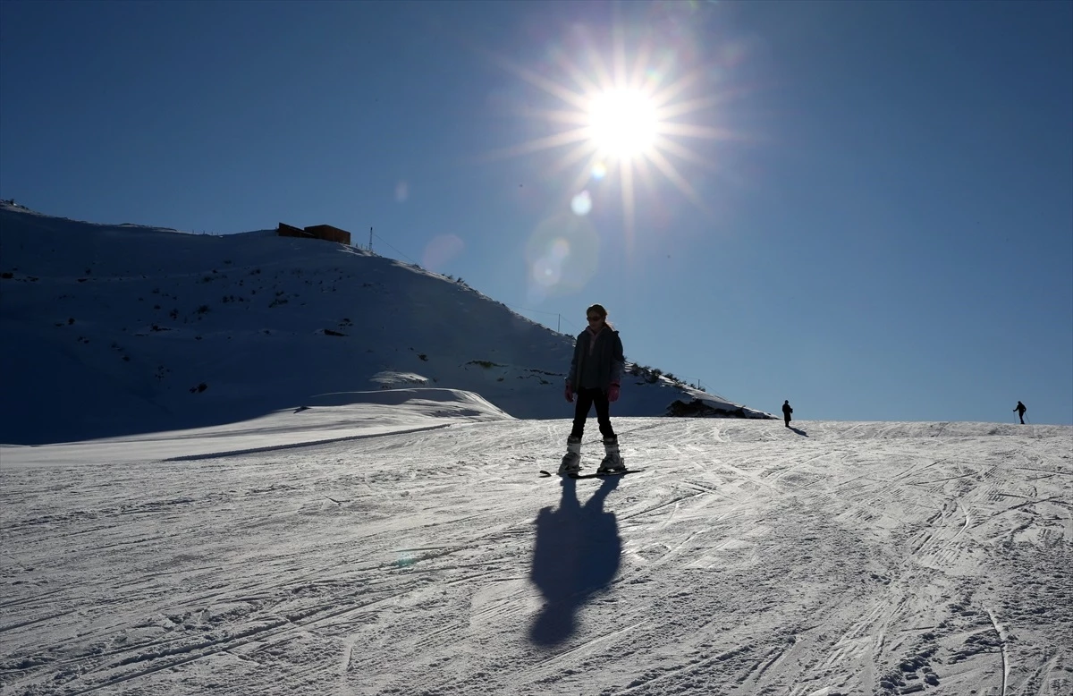 Bitlis\'te etkili olan kar yağışının ardından kayak sezonu başladı
