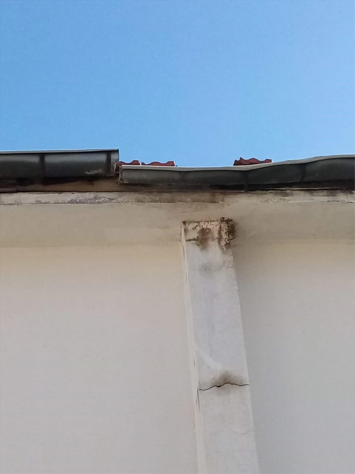 Denizli\'nin Buldan ilçesinde kuvvetli rüzgarın etkisiyle apartman çatısı uçtu