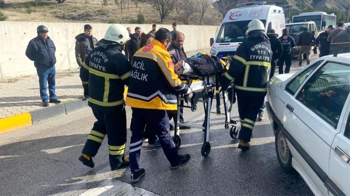 Burdur\'da Kırmızı Işıkta Duran Kamyonete Arkadan Çarpan Otomobilde 4 Kişi Yaralandı