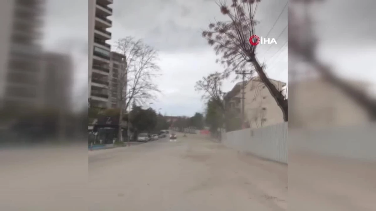 Bursa\'da şiddetli lodos hayatı felç etti: Çatıları uçurdu, ağaçları devirdi